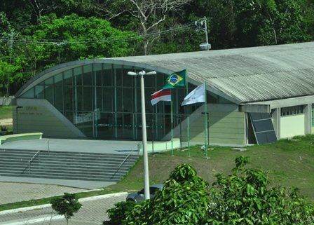 Auditório Eulálio Chaves é onde ocorre a etapa presencial de matrícula dos 1.910 calouros de Manaus